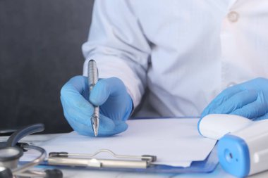 Doktor cam reçeteli reçeteyi masaya bıraktı., 