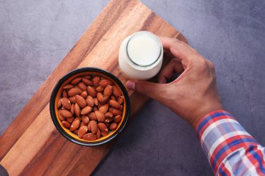  Badem fıstığı ve süt masanın üstünde.