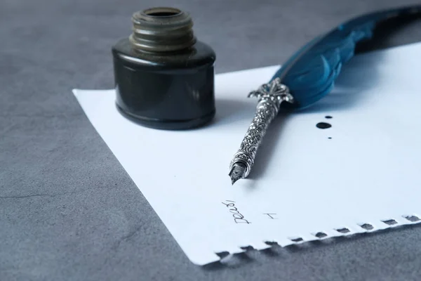 Vulpen en inkt op leeg papier — Stockfoto