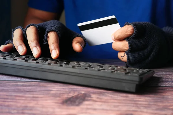 Hacker el kredi kartından veri çalıyor. 