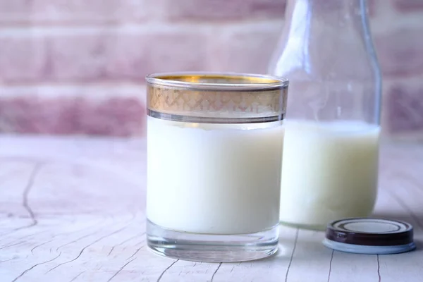 Крупним планом склянку молока і банки на столі — стокове фото