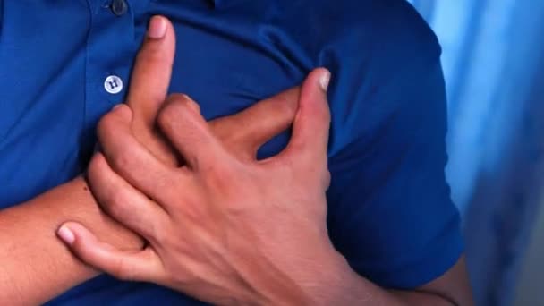 Young man suffering heart and holding his chest. — Stock Video