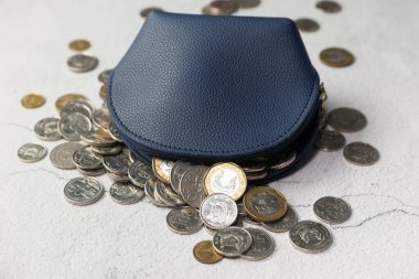 Küçük deri bir çantadaki bozuk paraların üst görüntüsü. 