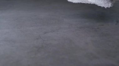 Düz yüzeyi temizleyen mavi lastik eldivenler. 