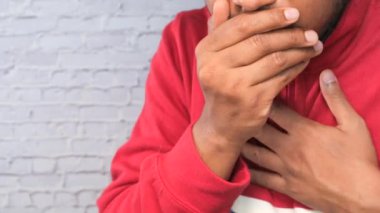 Hasta bir adamın portresi hapşırıyor ve öksürüyor.