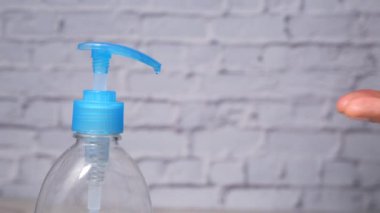 Dezenfektan jeli kullanan kişilerin ellerini kapat 