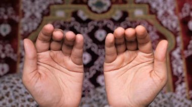 Müslüman kadınların ellerinin dua edişinin en üst görüntüsü.
