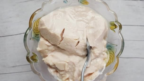 Крупним планом свіжий йогурт в мисці на дерев'яному фоні — стокове відео