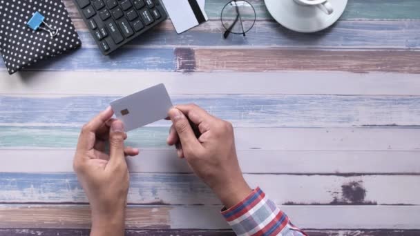 Hand hält Kreditkarten, die Informationen lesen — Stockvideo