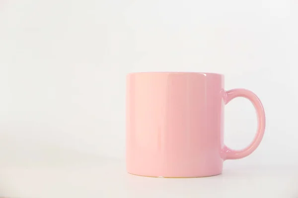 Κοντινό πλάνο του ροζ φλιτζάνι καφέ χρώμα στο τραπέζι — Φωτογραφία Αρχείου