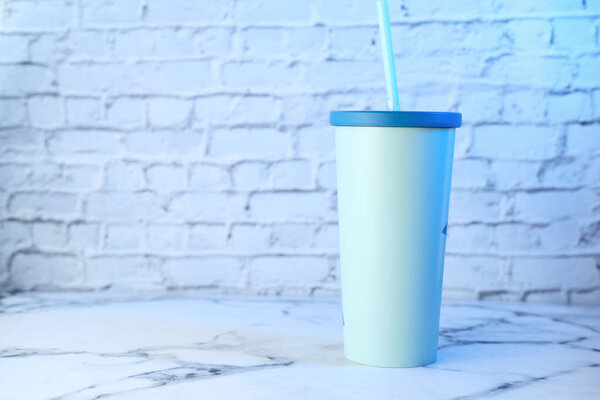 многоразовая чашка эко кофе на столе с копировальным местом.