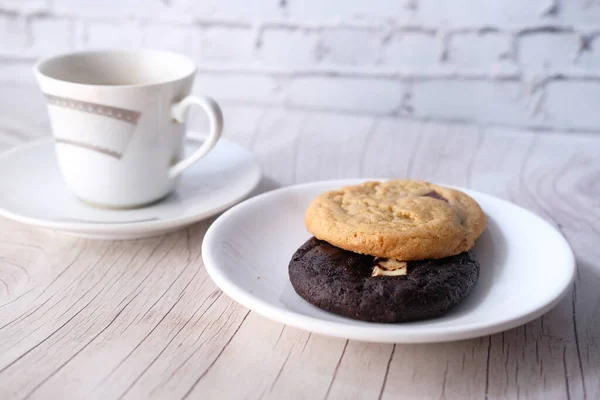 Cierre de galletas y té en la mesa —  Fotos de Stock