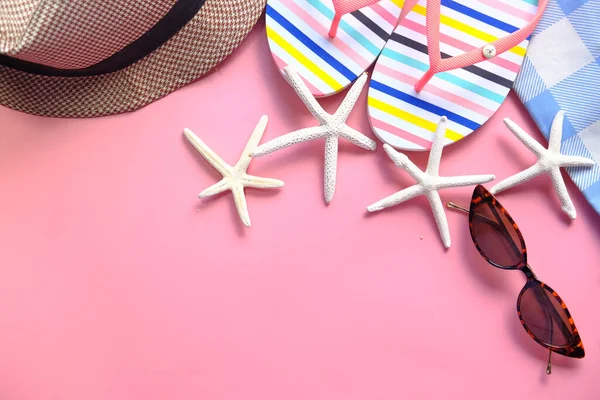 Platt sammansättning av sommar strand tillbehör på rosa bakgrund . — Stockfoto