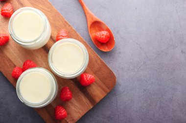 Siyah arka planda bir kasede taze yoğurt manzarası 