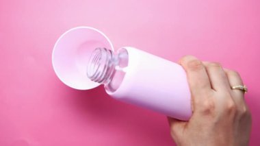 Pembe bir bardağa dökülen suyun üst görüntüsü