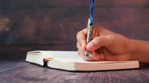 Close up de mulheres mão escrevendo com caneta-tinteiro em um laticínios — Vídeo de Stock