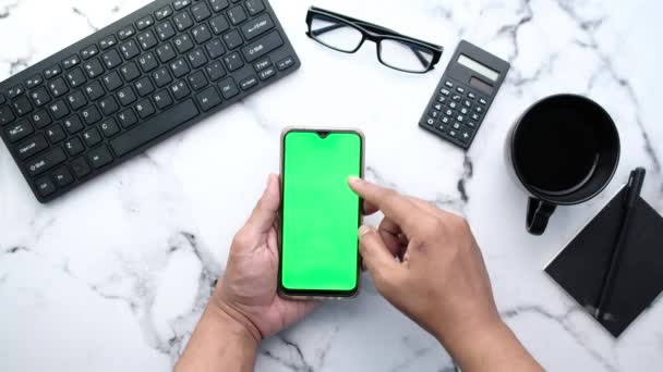Pohled shora na člověka rukou pomocí chytrého telefonu na kancelářském stole — Stock video