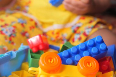 Ahşap masadaki renkli yapı taşları, kapatın. 