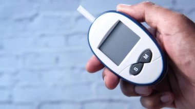 El ele tutuşan diyabetik ölçüm araçları yakın çekim 