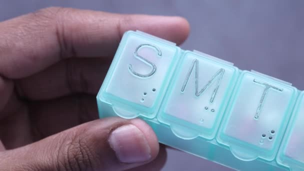 Közelkép férfi kezét figyelembe tabletták pirula doboz — Stock videók