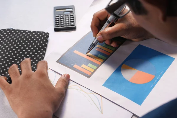 Mão homem com caneta analisando gráfico de barras no papel — Fotografia de Stock
