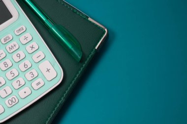 Mavi hesap makinesini kapat ve renk arkaplanı üzerine not al 