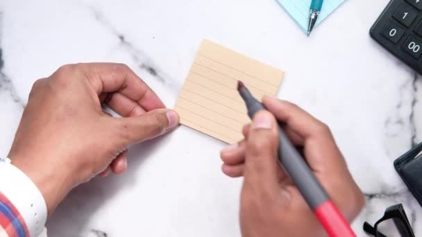 Ofis masasındaki kağıt üzerinde el çizimi soru işareti — Stok video