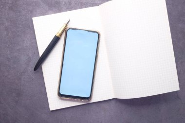 Not defterinde beyaz ekranlı akıllı telefon