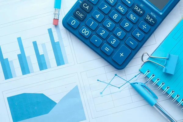 Pénzügyi diagram és számológép közelsége az asztalon — Stock Fotó