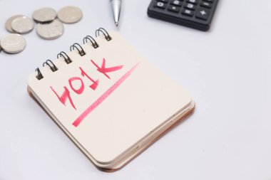 Beyaz arka planda 401k sözcüğüyle not al, kapat ,