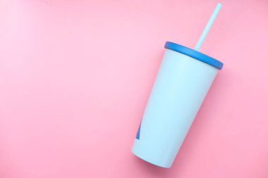 Pembe arka planda fotokopi alanı olan yeniden kullanılabilir eko kahve fincanı.