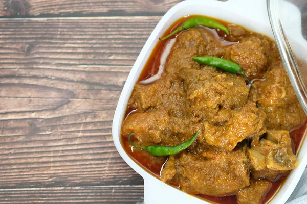 Hagyományos indiai curry bárány masala egy tálban az asztalon — Stock Fotó