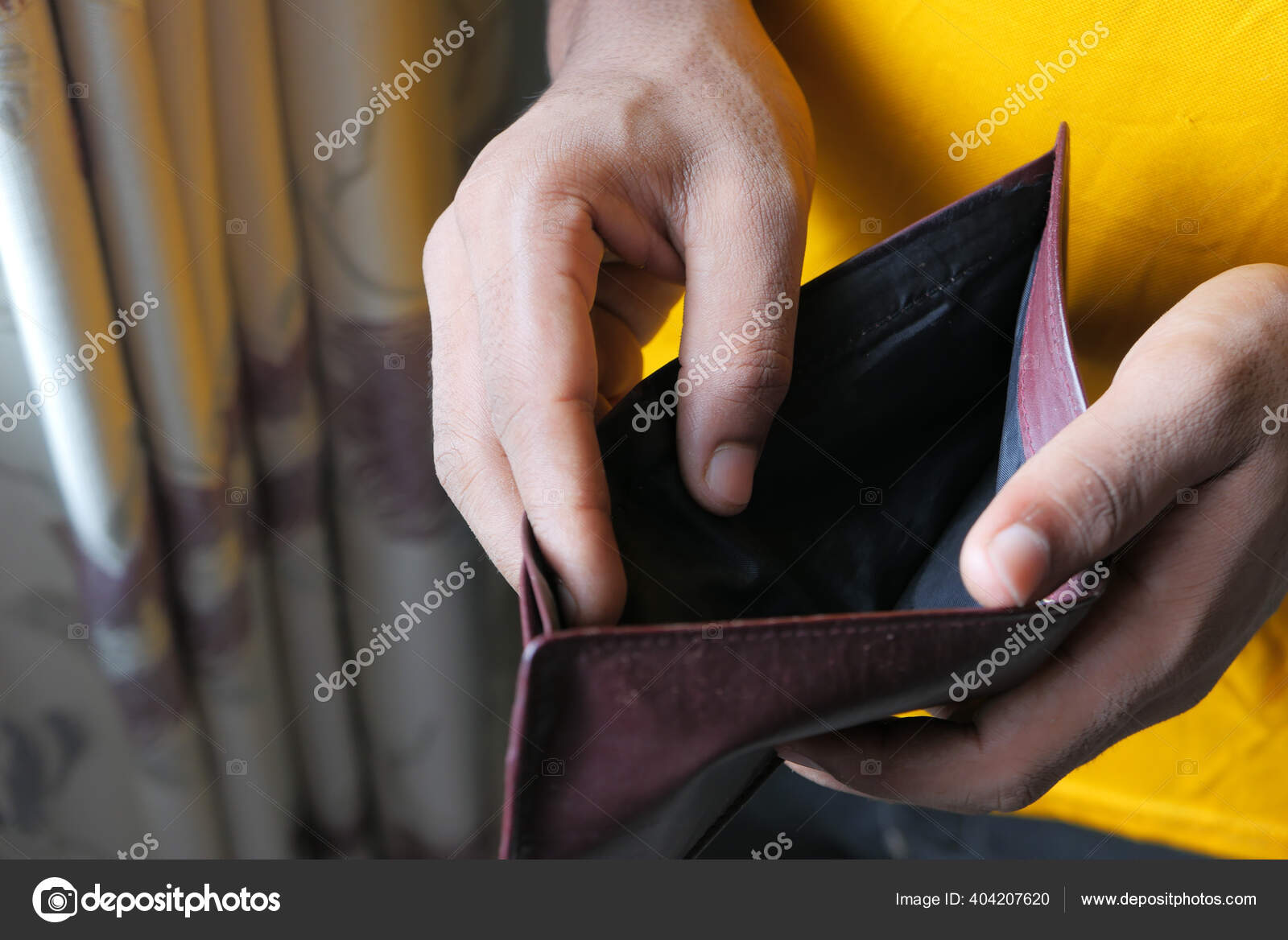 Man hand open an empty wallet with copy — Stock Photo