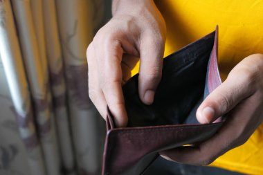 Bir adam boş bir cüzdanı fotokopi alanı ile açar.