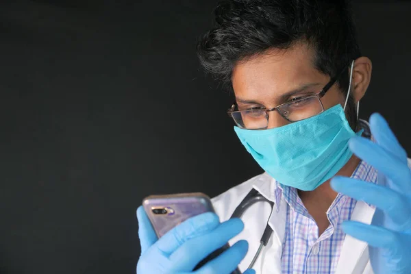 Νεαρός Ασιάτης γιατρός μιλάει στην κάμερα σε βίντεο chat. — Φωτογραφία Αρχείου