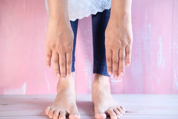 Mujer estiramiento pierna dedo del pie-tacto estiramiento ejercicio. —  Fotos de Stock