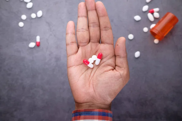 Primer plano de la mano del hombre tomando la medicina — Foto de Stock