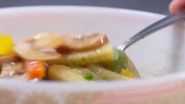 Ev yapımı sebze çorbası kaşıkta yakın plan. 