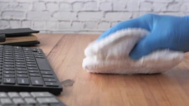 Mavi lastik eldivenlerle masayı temizleyin. 