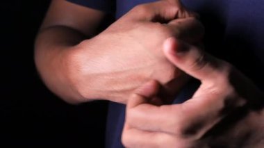 Kaşındıran deriden muzdarip bir adam. Yaklaş..