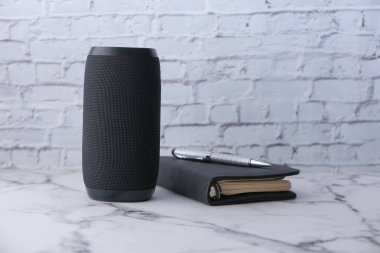 Beyaz arkaplanda kopyalama alanı olan akıllı hoparlör ve klavye 