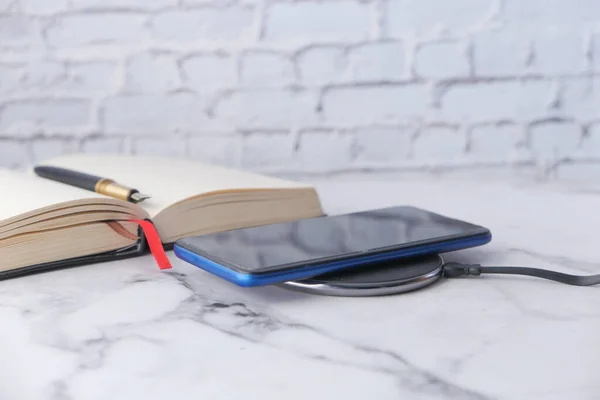 charging Smartphone Using Wireless Charging Pad