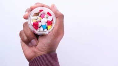 Hap kutusunu tutan adamın üst görünümü 