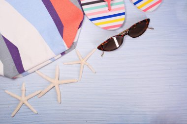 Masadaki plaj aksesuarlarının düz kompozisyonu.