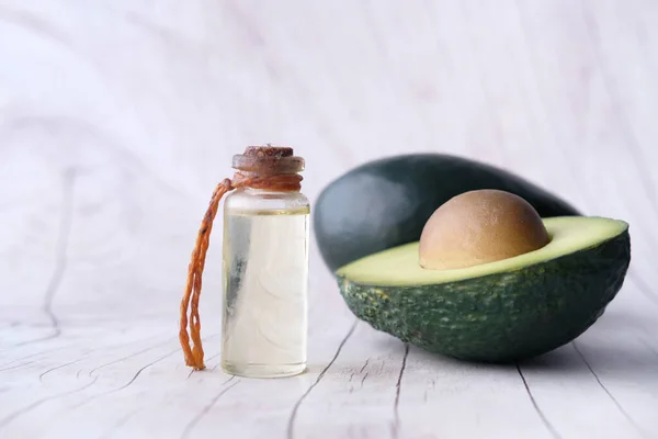 Olja och skivor av avokado på träbord — Stockfoto