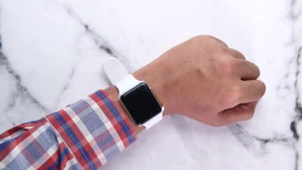 Bovenaanzicht van mannen hand met behulp van smart watch. — Stockvideo