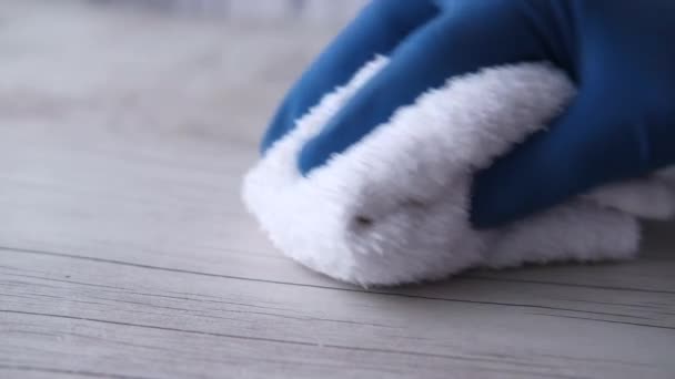 Hand in blaue Gummihandschuhe Reinigungstisch mit Tuch — Stockvideo