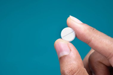 Yeşil arka planda el ele tutuşma hapları ve kopya alanı 