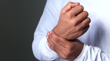 Eli ağrılı bir adam siyahlar içinde soyutlanmış..