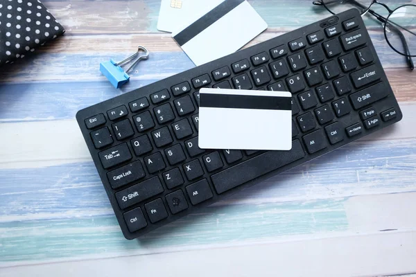 Vista de ángulo alto de la tarjeta de crédito en el teclado en el escritorio — Foto de Stock